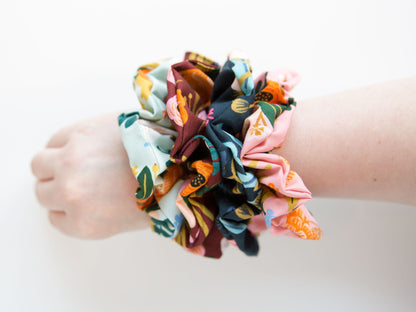 Scrunchie - Lively Floral - Coral